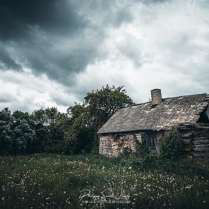 Nuages sur une ferme en Estonie