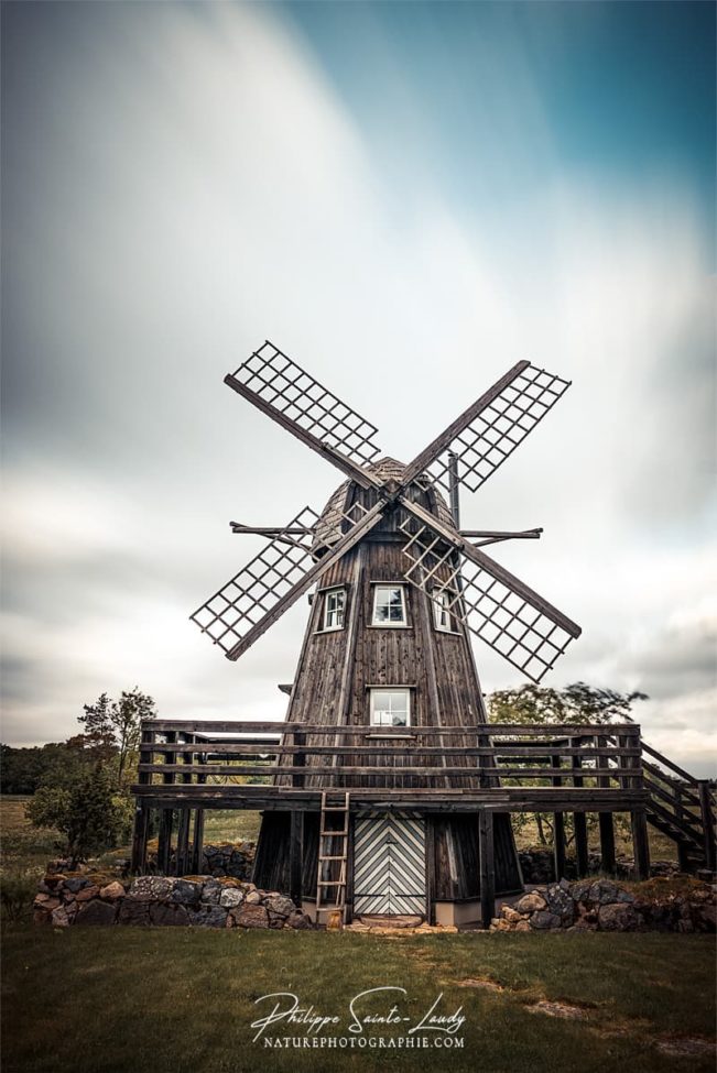 Pose longue en pleine journée sur un moulin
