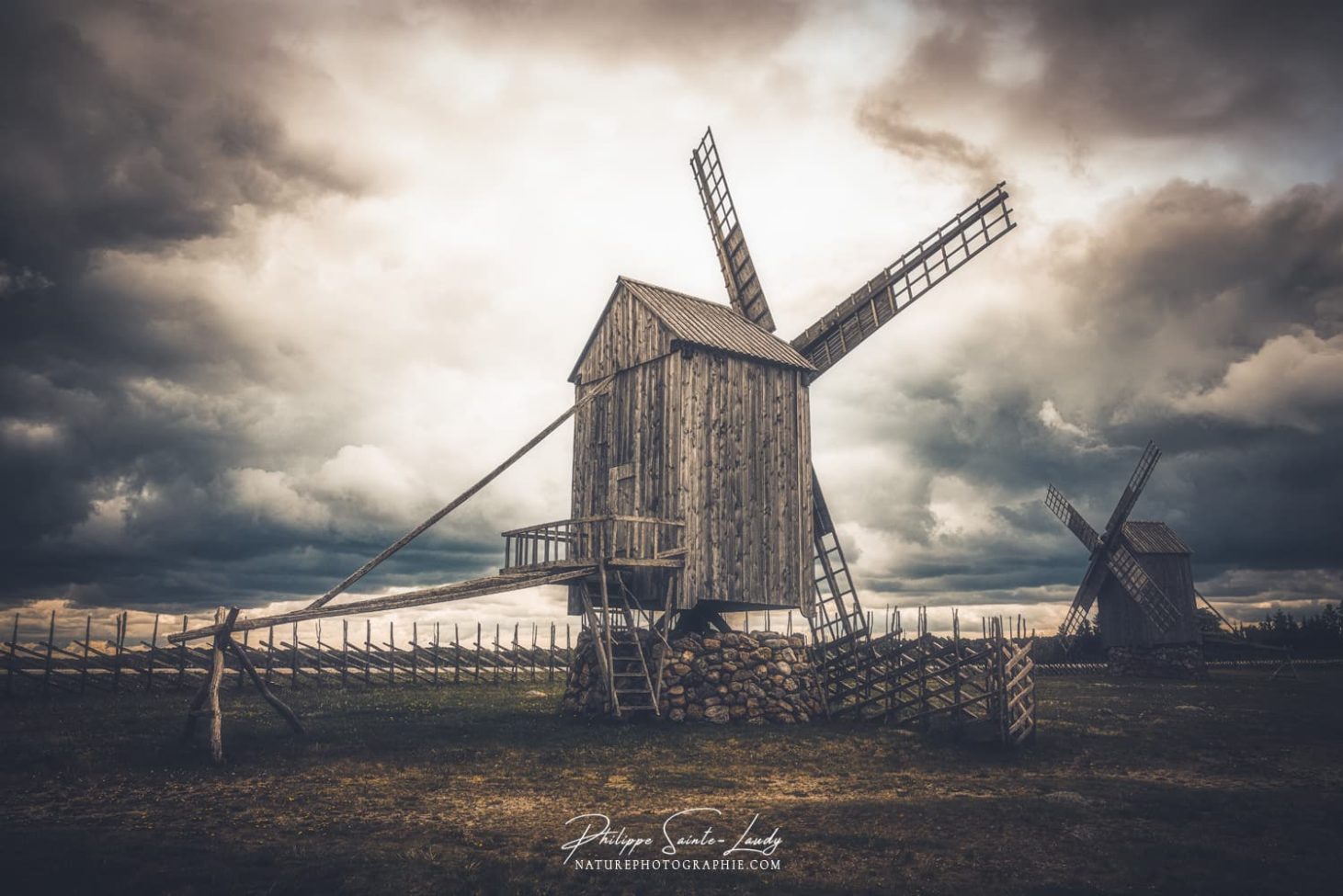 Photo dramatique d'un moulin en Estonie