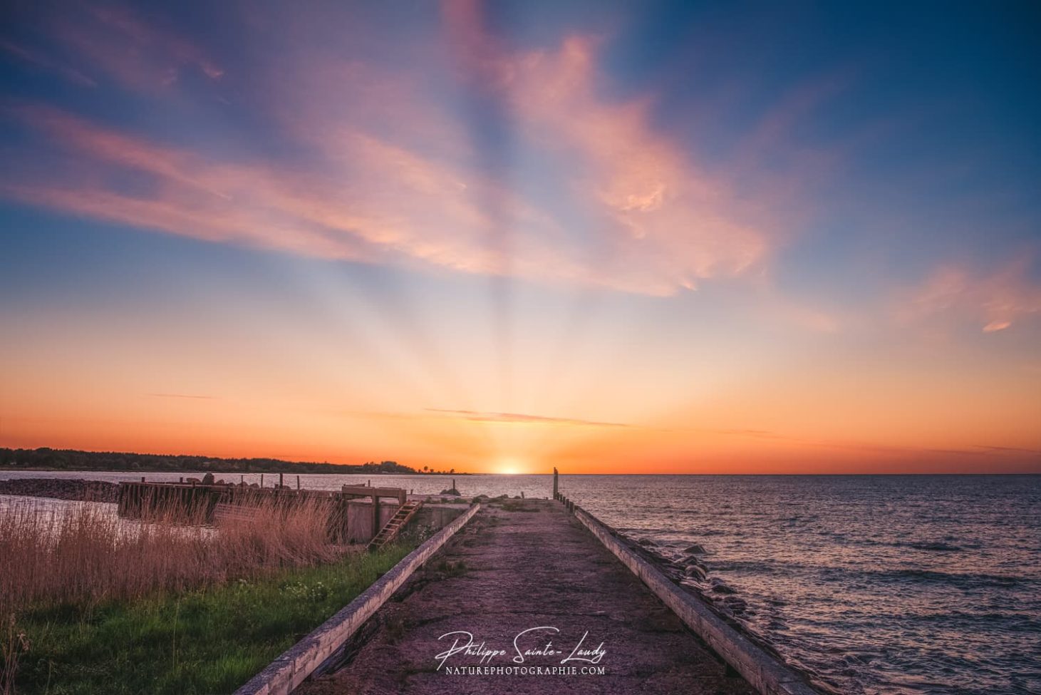 Coucher de soleil sur la mer baltique en Estonie