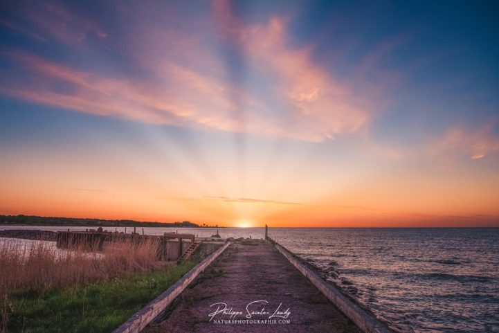 Coucher de soleil sur la mer baltique en Estonie