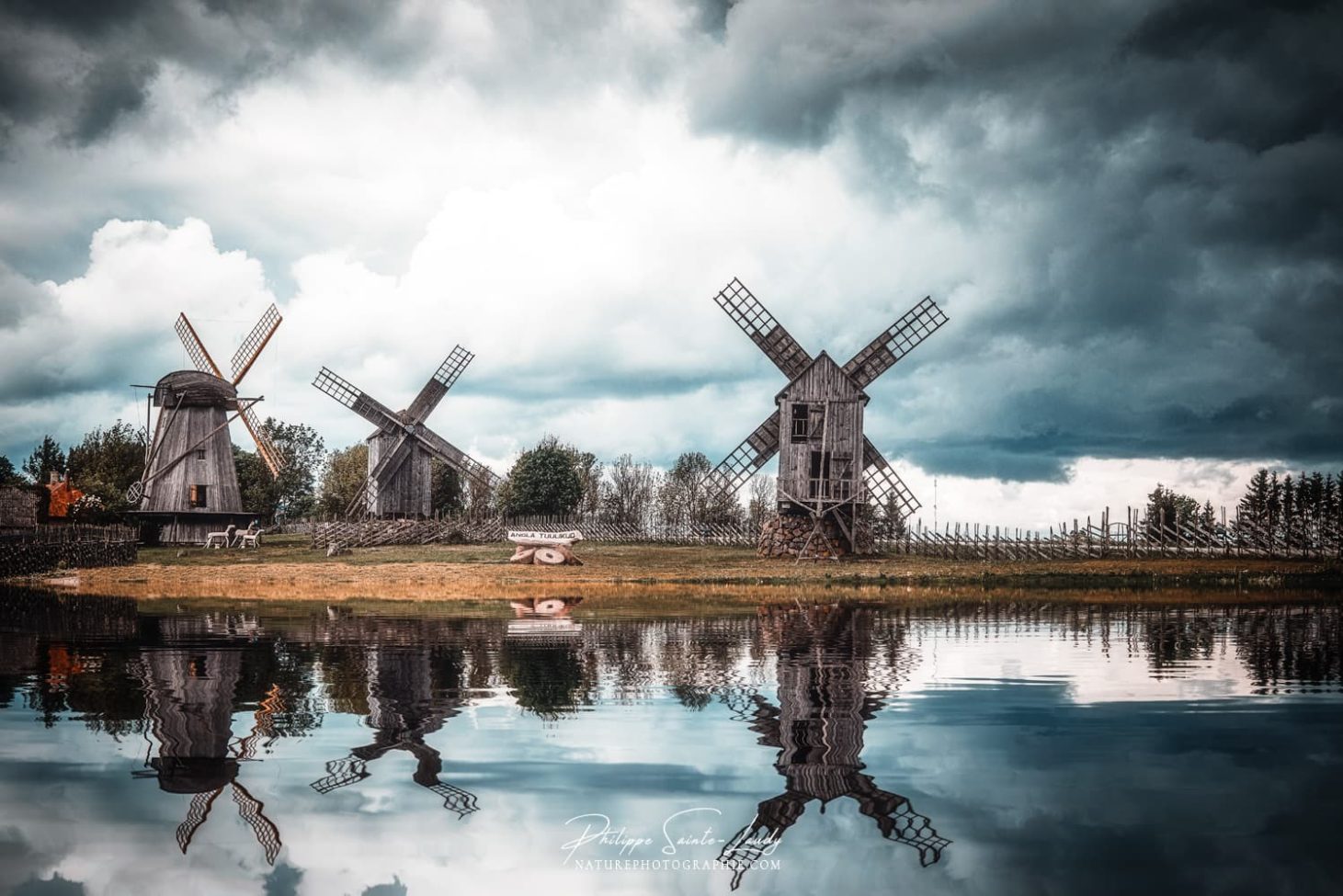 Reflets de moulins à vent à Angla - Estonie