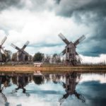 Reflets de moulins à vent à Angla - Estonie