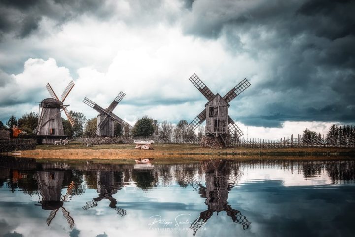 Reflets de moulins à vent à Angla - Estonie