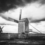Moulins à vent en noir et blanc à Angla - Estonie