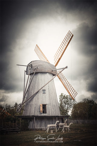 Vieux moulin à vent à Angla en Estonie