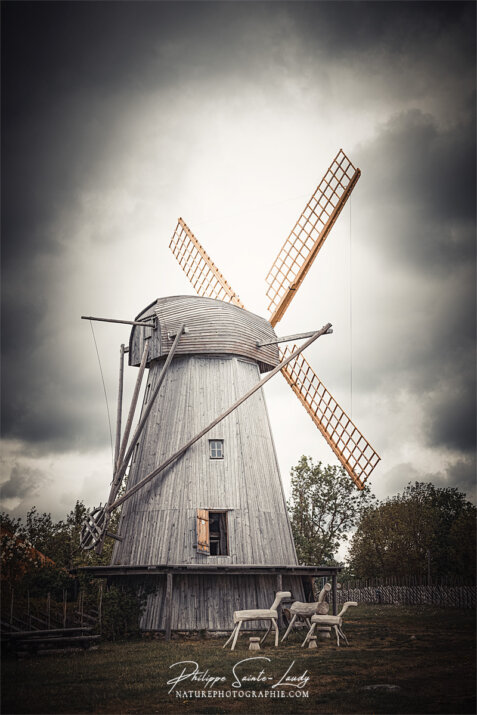 Vieux moulin à vent à Angla en Estonie