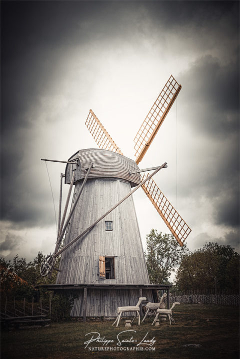Vieux moulin à vent à Angla en Estonie
