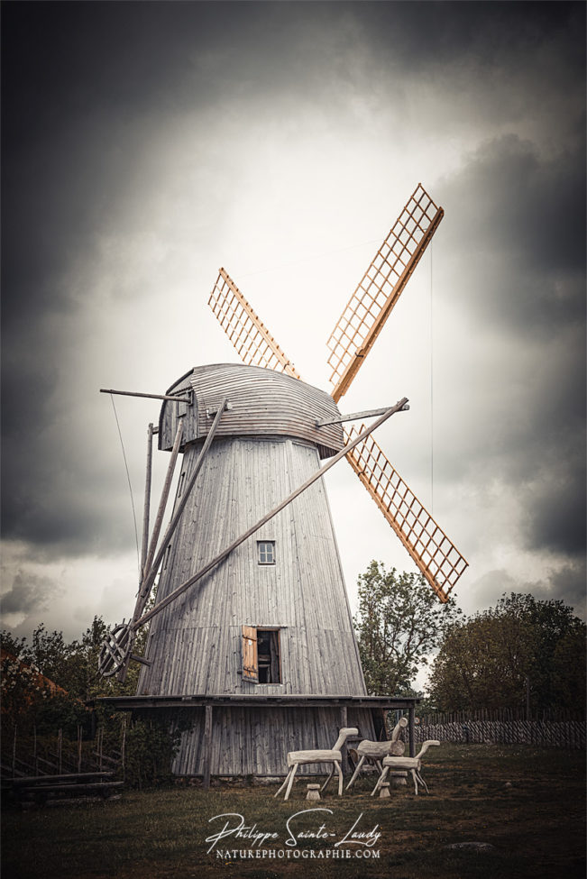 Vieux moulin à vent à Angla en Estonie