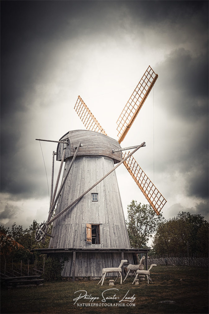 Vieux moulin à vent à Angla en Estonie