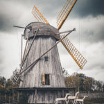 Un ancien moulin à vent sur l'île de Saaremmaa en Estonie