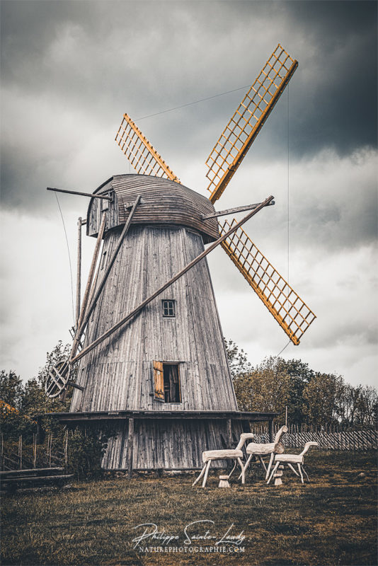 Un ancien moulin à vent sur l'île de Saaremmaa en Estonie