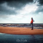 Une fille sur une plage d'Estonie dans le golfe de Finlande