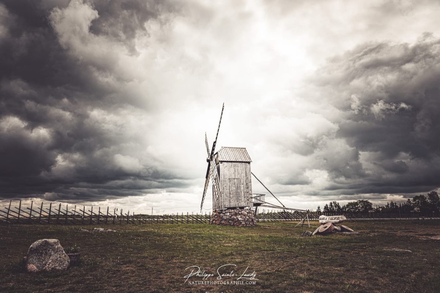 Un moulin à vent dans la lumière