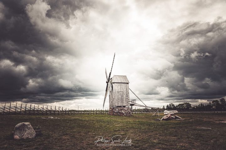 Un moulin à vent dans la lumière