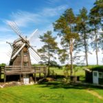 Un moulin à vent dans la campagne verte d'Estonie
