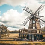 Photo d'un moulin en Estonie sur fond de nuages
