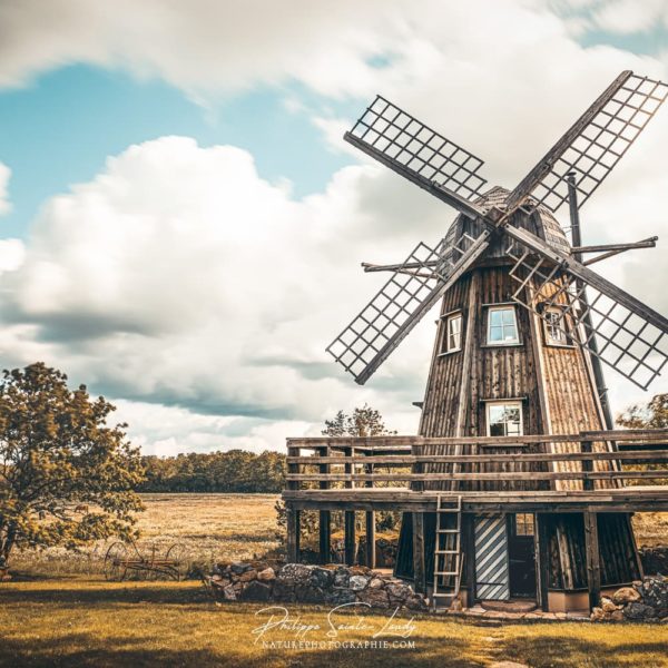 Windmill in the Wind Photo d'un moulin en Estonie sur fond de nuages