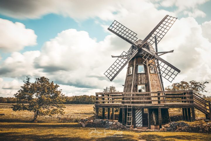 Photo d'un moulin en Estonie sur fond de nuages