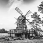 Photo noir et blanc d'un moulin en Estonie