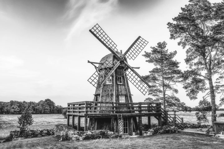 Photo noir et blanc d'un moulin en Estonie