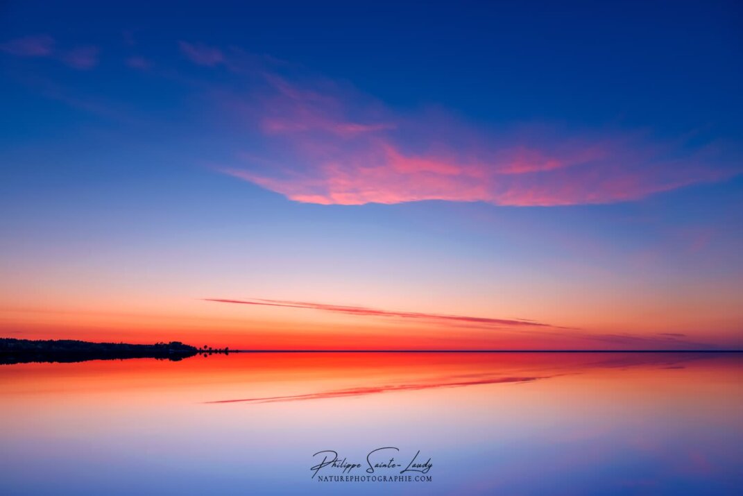 Coucher de soleil qui se reflète dans l'eau