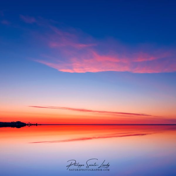 Blue Mirror Coucher de soleil qui se reflète dans l'eau