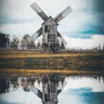 Reflet d'un moulin à vent