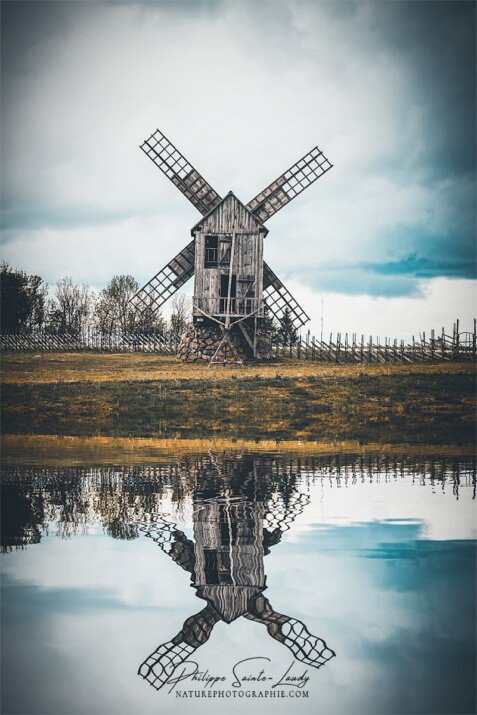 Reflet d'un moulin à vent
