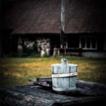 Un puit d'eau traditionnel en Estonie