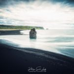 La plage de Reynisfjara est idéalement située au centre de la côte sud, à proximité du village de Vík.