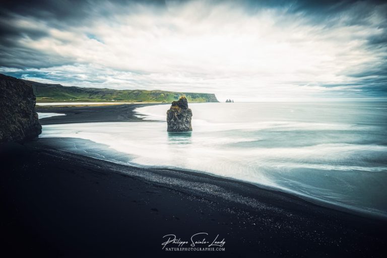 La plage de Reynisfjara est idéalement située au centre de la côte sud, à proximité du village de Vík.