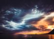 Ciel de coucher de soleil avec un paysage dramatique.
