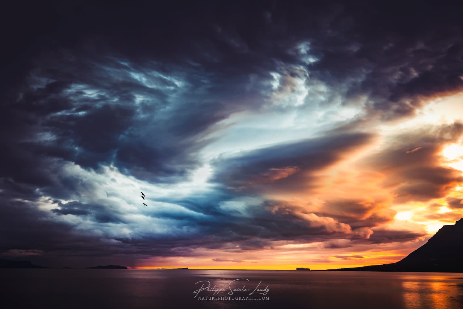 Ciel de coucher de soleil avec un paysage dramatique.