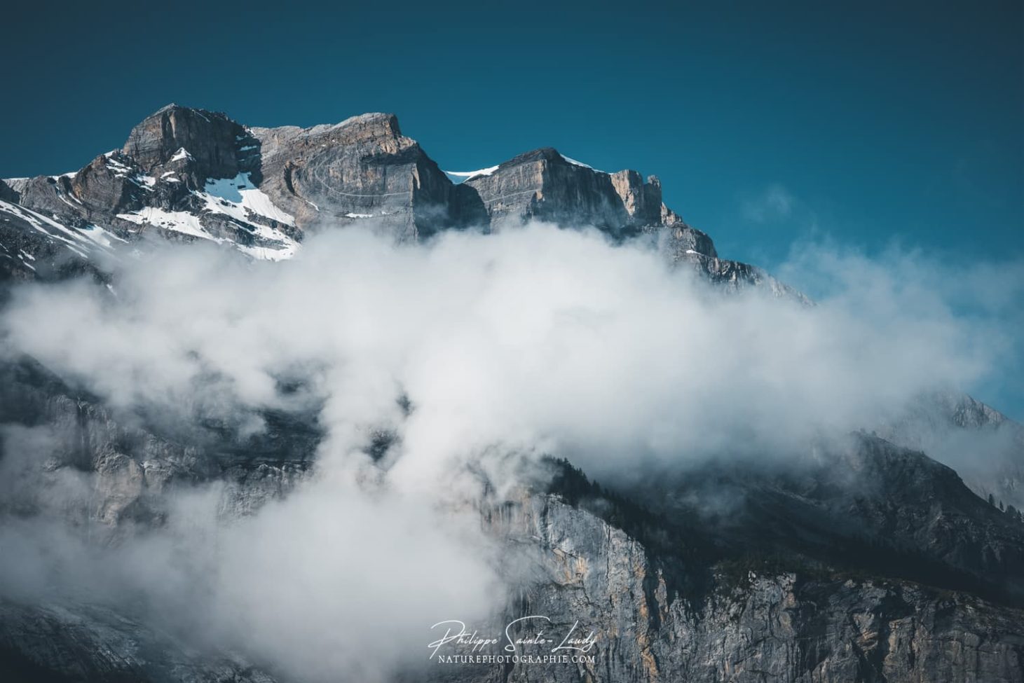 Ceinture de nuages dans les Alpes Suisses