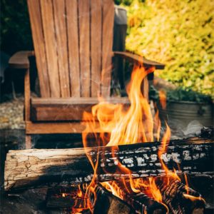 Adirondack devant un brasero