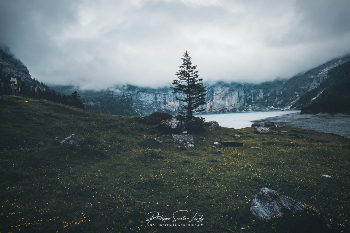 Plafond bas sur l'Oeschinensee en Suisse