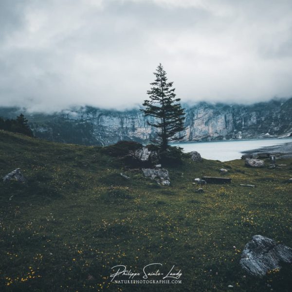 Alone Again Plafond bas sur l'Oeschinensee en Suisse