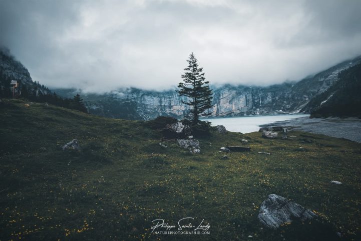 Plafond bas sur l'Oeschinensee en Suisse