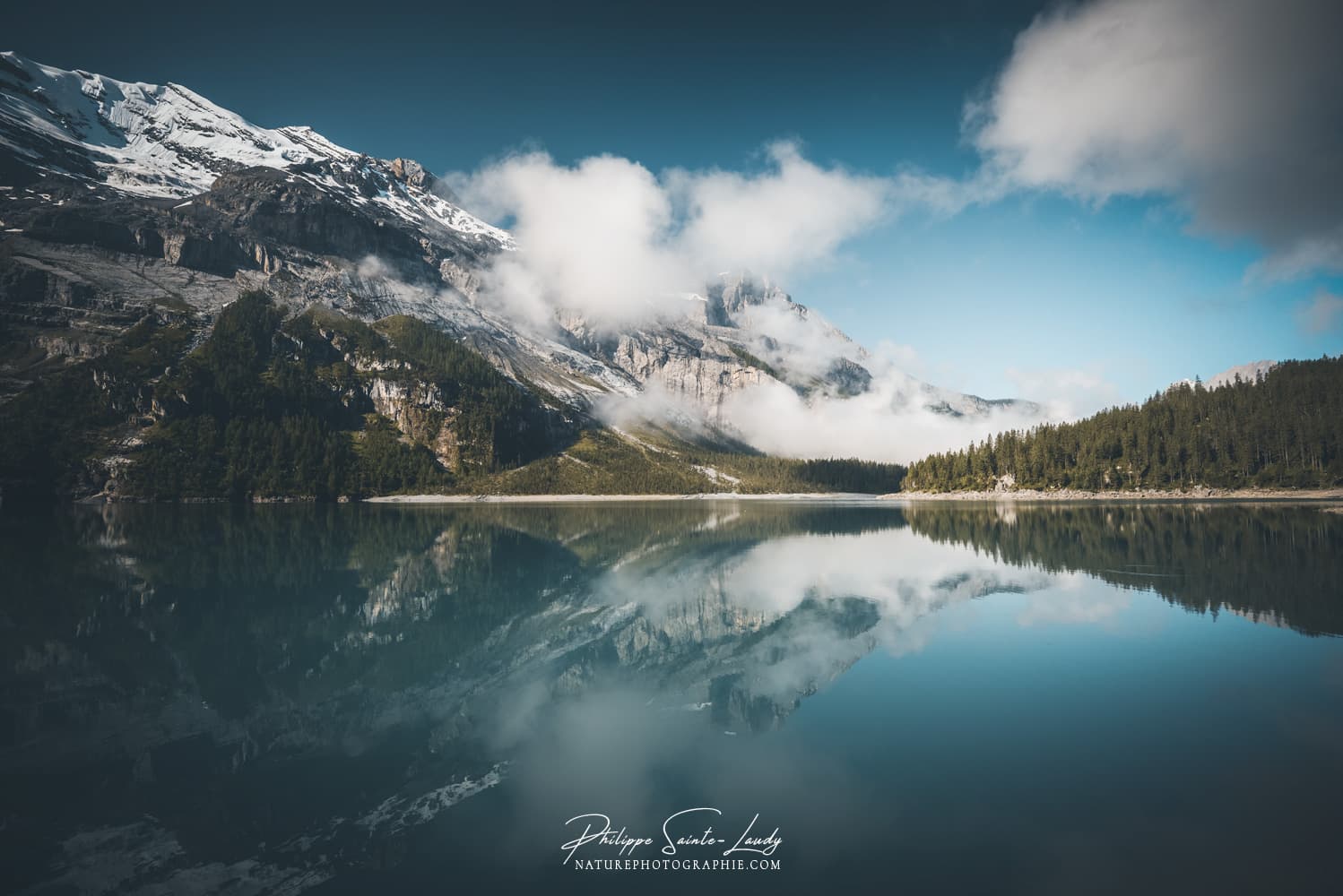 Nuages au-dessus de l’Oeschinensee en Suisse