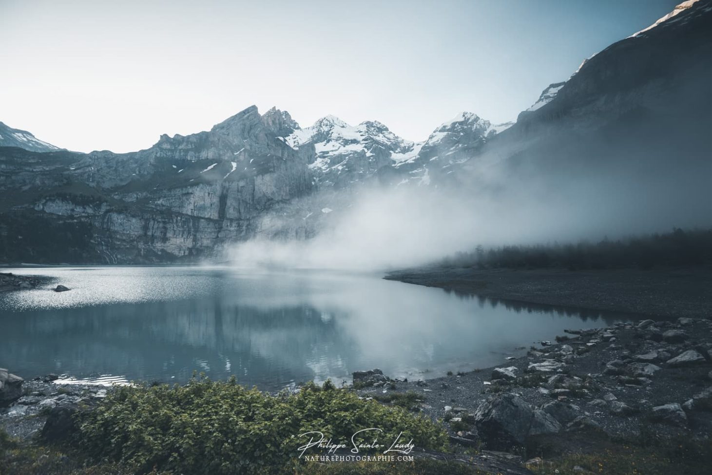 Ambiance brumeuse au lac Oeschinen en Suisse