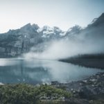 Ambiance brumeuse au lac Oeschinen en Suisse