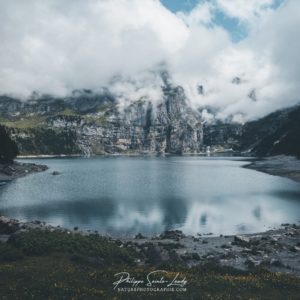 Nuages au lac Oeschinen en Suisse