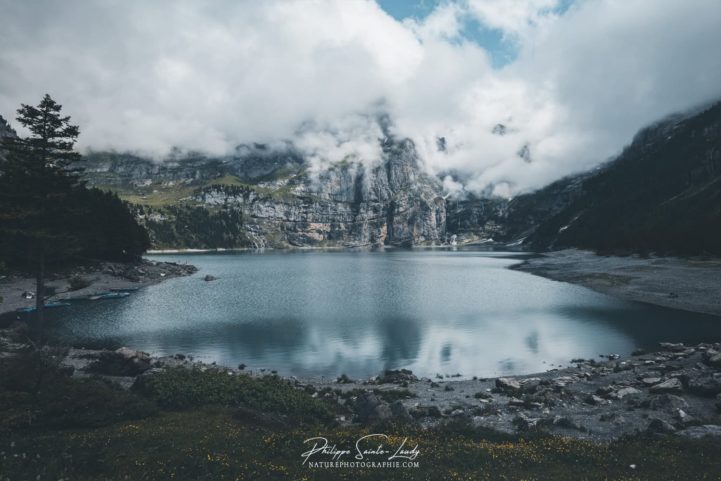 Nuages au lac Oeschinen en Suisse
