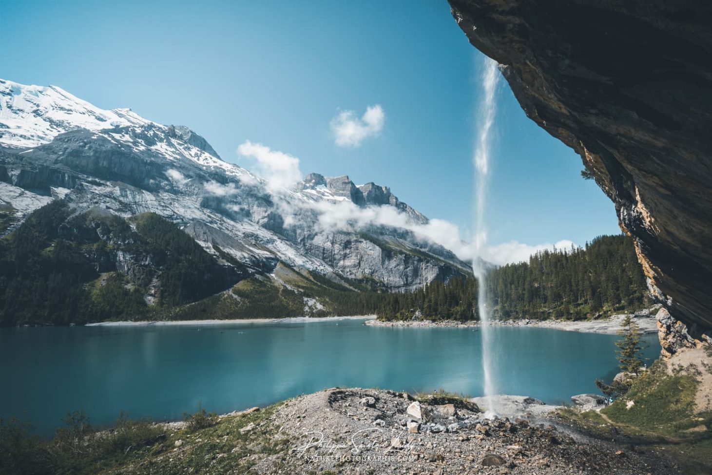 Cascade avec vue sur l’Oeschinensee