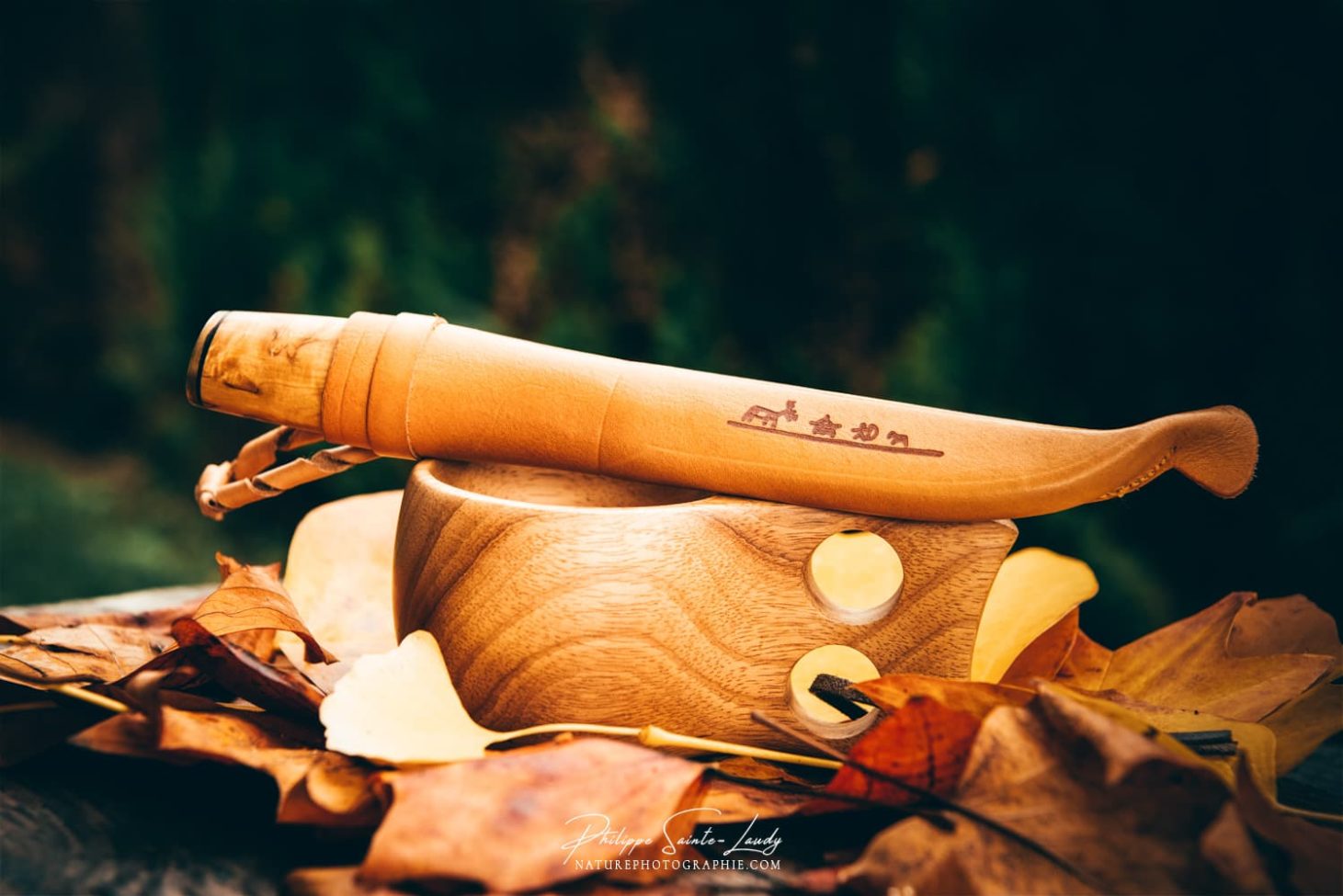 Kuksa en bois de bouleau avec un puukko