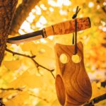 Kuksa accrochée dans un arbre