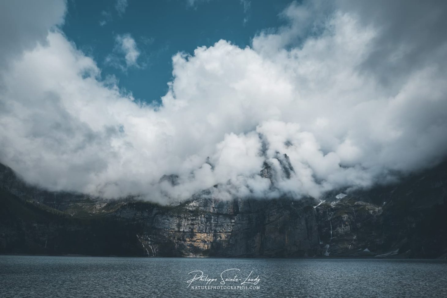 Les nuages semblent flotter au-dessus du lac