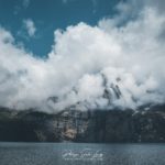 Les nuages semblent flotter au-dessus du lac