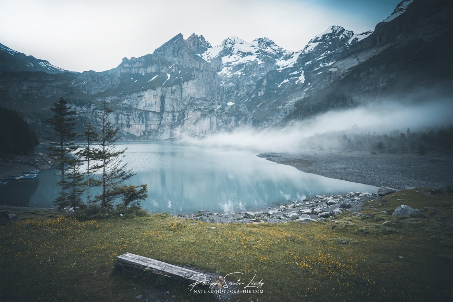 L'Oeschinensee avec du brouillard